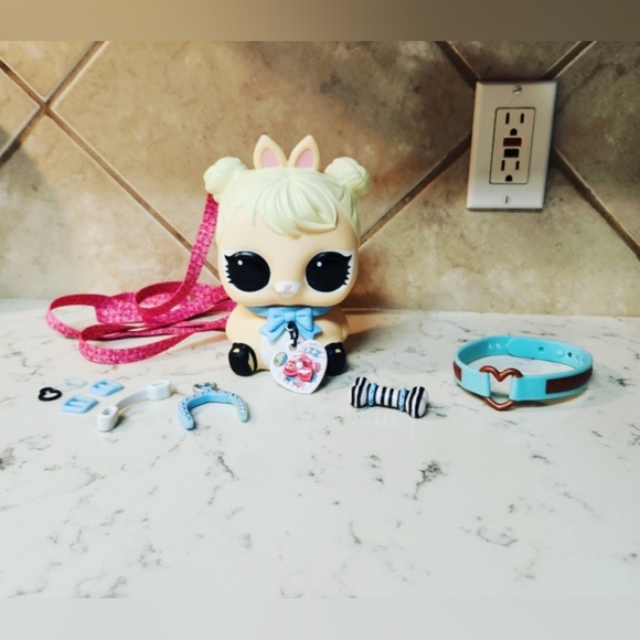 MGA LOL Surprise Biggie Pets Cottontail Q.T. Bookbag Piggy Bank - Picture 1 of 9